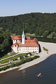 Deutschland, Bayern, Niederbayern, Blick auf Kloster Weltenburg mit Donau - SIEF002299