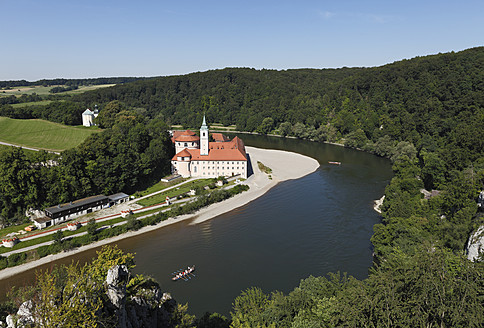 Deutschland, Bayern, Niederbayern, Blick auf Kloster Weltenburg mit Donau - SIEF002300