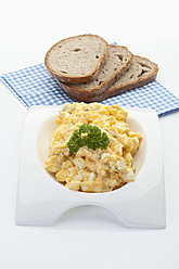 Eieraufstrich mit Brotscheiben auf weißem Hintergrund - MAEF004345