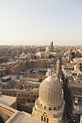 Ägypten, Kairo, Blick auf Moschee mit Altstadt - MSF002635