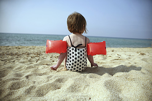 Frankreich, Korsika, Mädchen mit Armbinden am Strand - SAF000008