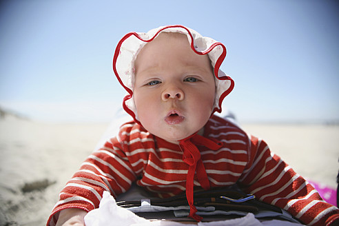 Niederlande, Ameland, Babymädchen am Strand, Nahaufnahme - SAF000001