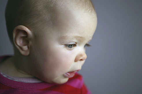 Babymädchen schaut nach unten, Nahaufnahme - SAF000007