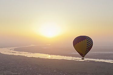 Ägypten, Blick auf Heißluftballon über Westbank in Luxor - MSF002639