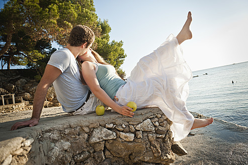 Spain, Mallorca, Couple sitting on beach, smiling - MFPF000009