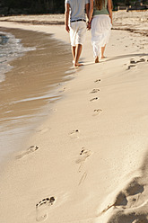 Spanien, Mallorca, Pärchen geht am Strand spazieren - MFPF000015