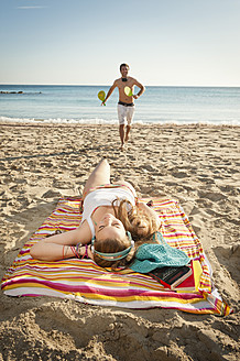 Spain, Mallorca, Couple on beach - MFPF000022