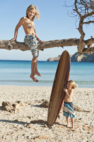 Spanien, Mallorca, Kinder am Strand, lizenzfreies Stockfoto