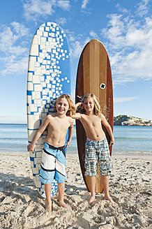 Spanien, Mallorca, Kinder mit Surfbrett am Strand - MFPF000076