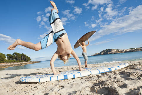 Spanien, Mallorca, Kinder spielen am Strand, lizenzfreies Stockfoto