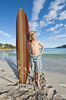 Spain, Mallorca, Boy with surfboard on beach - MFPF000079