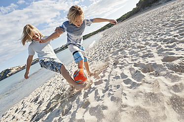 Spanien, Mallorca, Kinder spielen Fußball am Strand - MFPF000081