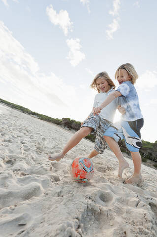 Spanien, Mallorca, Kinder spielen Fußball am Strand, lizenzfreies Stockfoto