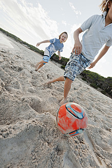 Spanien, Mallorca, Kinder spielen Fußball am Strand - MFPF000083