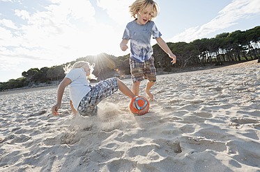 Spanien, Mallorca, Kinder spielen Fußball am Strand - MFPF000085