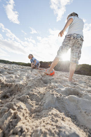 Spanien, Mallorca, Kinder spielen Fußball am Strand, lizenzfreies Stockfoto