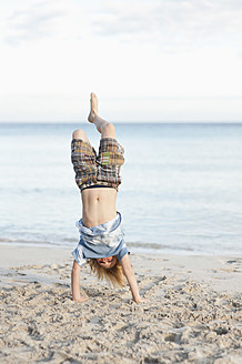 Spanien, Mallorca, Junge spielt am Strand - MFPF000091