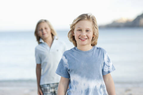 Spanien, Mallorca, Kinder am Strand, lächelnd, Porträt, lizenzfreies Stockfoto