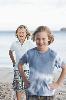 Spanien, Mallorca, Kinder am Strand, lächelnd, Porträt - MFPF000094