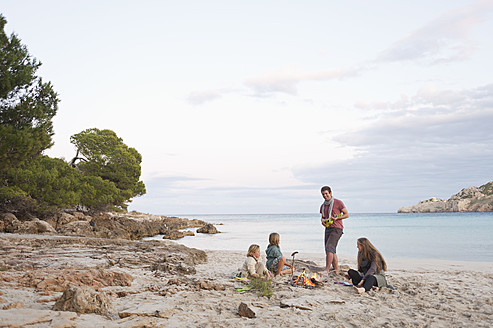 Spanien, Mallorca, Freunde am Lagerfeuer am Strand - MFPF000117