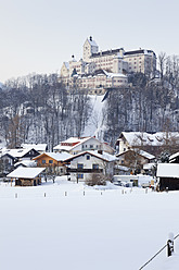 Deutschland, Bayern, Aschau, Blick auf Schloss Hohenaschau - MSF002642