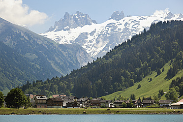 Schweiz, Blick auf Engelberg mit Titlisgletscher - MSF002646