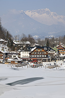 Deutschland, Bayern, Koenigssee, Blick auf Dorf mit bayerischen Alpen - MSF002648