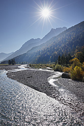 Österreich, Tirol, Blick auf das Karwendelgebirge mit Fluss - SIEF002319