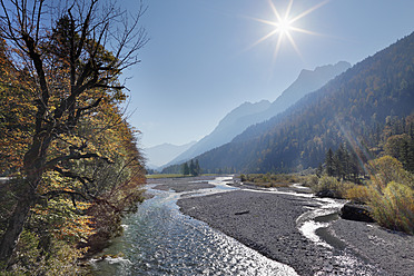 Österreich, Tirol, Blick auf das Karwendelgebirge mit Fluss - SIEF002320