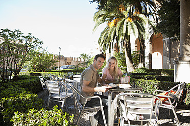 Spanien, Mallorca, Palma, Paar sitzt am Tisch im Café, lächelnd, Porträt - SKF000893