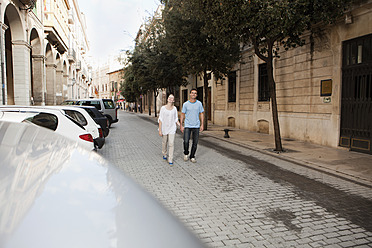 Spanien, Mallorca, Palma, Pärchen geht Straße entlang - SKF000924