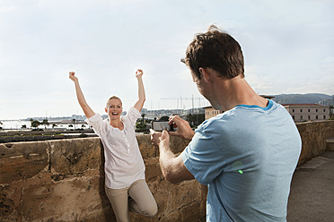 Spanien, Mallorca, Palma, Pärchen beim Fotografieren mit Handy - SKF000932