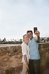 Spain, Mallorca, Palma, Couple photographing with mobile phone - SKF000934