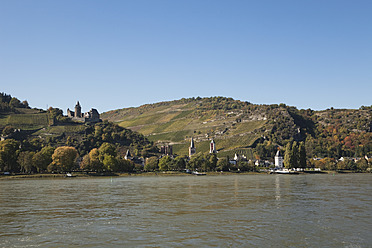 Europa, Deutschland, Rheinland Pfalz, Blick auf Berg mit Rhein - GWF001697