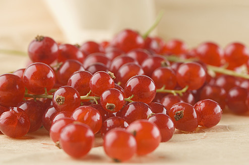 Rote Johannisbeeren auf Papiertüte, Nahaufnahme - ASF004516