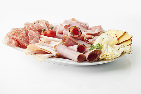 Verschiedene Fleisch- und Käsescheiben in einem Teller auf weißem Hintergrund - MAEF004409