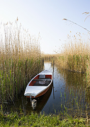 Österreich, Burgenland, Mörbisch, Blick auf leeres Fischerboot am Neusiedler See - WWF001935