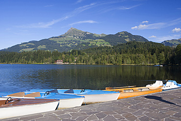 Österreich, Tirol, Blick auf den Schwarzsee mit Booten - WWF002048