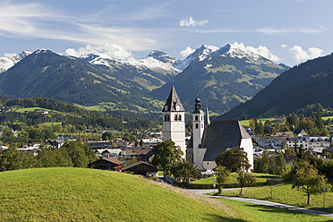 Austria, Tyrol, Kitzbuehel, View of town and church - WWF001941