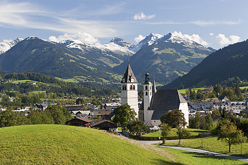 Österreich, Tirol, Kitzbühel, Blick auf Stadt und Kirche - WWF001941
