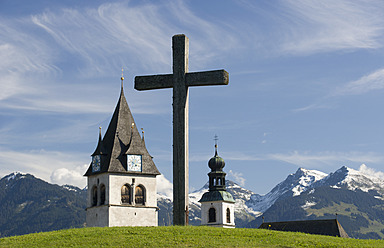 Austria, Tyrol,Kitzbuehel, View of Parish church - WWF001943