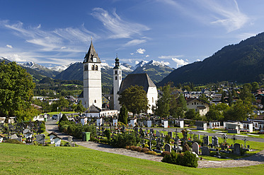 Austria, Tyrol, Kitzbuehel,View of town and church - WWF001944