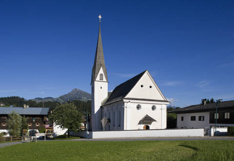 Österreich, Tirol, Blick auf die Kirche, lizenzfreies Stockfoto