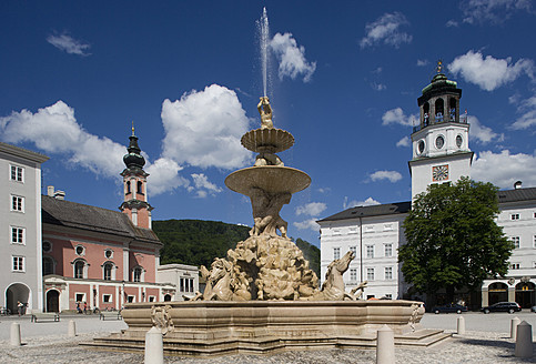 Österreich, Salzburg, Blick auf einen Brunnen in der Stadt - WWF002051