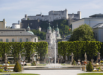 Österreich, Salzburg, Menschen im Mirabellgarten - WWF002054