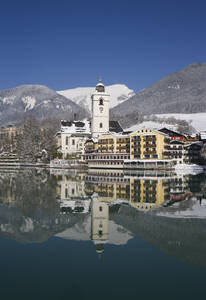 Österreich,St. Wolfgang, Blick auf Hotel mit Wolfgangsee - WWF001950