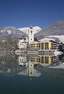 Österreich,St. Wolfgang, Blick auf Hotel mit Wolfgangsee - WWF001950