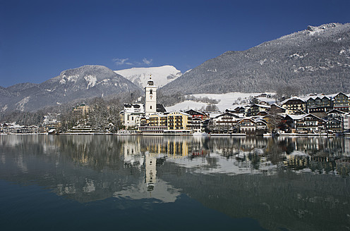 Austria,St. Wolfgang, View of hotel with Wolfgangsee Lake - WWF001951