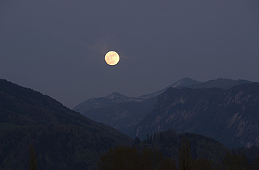 Österreich Salzkammergut, Blick auf den Berg bei Vollmond - WWF001952