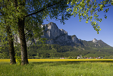 Austria, Salzkammergut,View of St. Lorenz in front of Drachenwand Mountain - WWF001957